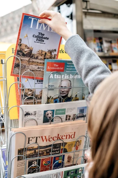 Γυναίκα αγοράζοντας φορές περιοδικό στο περίπτερο τύπου που χαρακτηρίζει το Isis Ca — Φωτογραφία Αρχείου