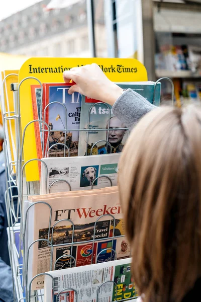 Mujer comprando la revista Times en el quiosco de prensa con The ISIS Ca — Foto de Stock