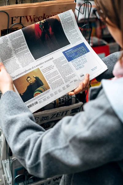 Mujer comprando leyendo The New York Times sobre Collin Farrell — Foto de Stock