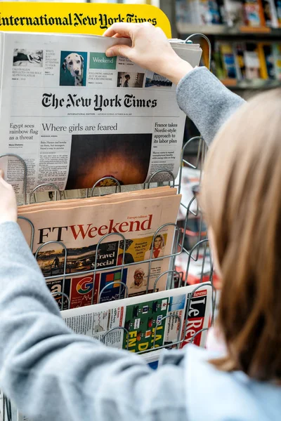 Donna che compra il giornale del New York Times — Foto Stock