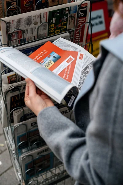 The Economist läsning att köpa på pressen kiosken — Stockfoto