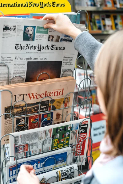 Kvinna att köpa The New York Times tidningen — Stockfoto