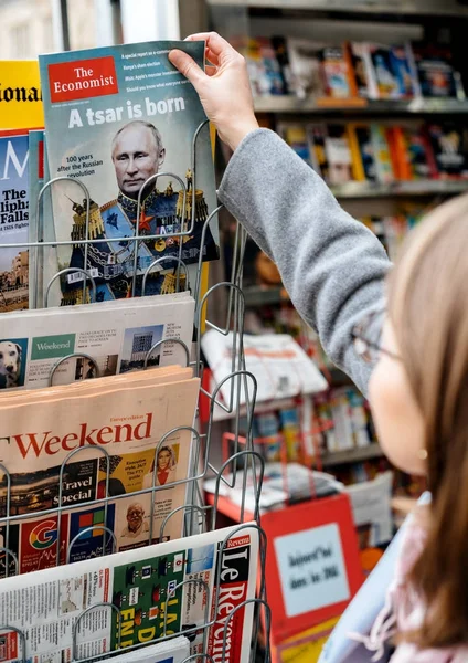 Un zar nace Vladimir Putin quiosco de periódico — Foto de Stock