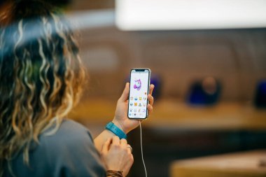 Animoji en son iphone X Apple Store üzerinde çalışan bir kadına 