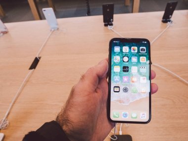 Son iphone X lansmanında Apple Store içinde tutan adam 