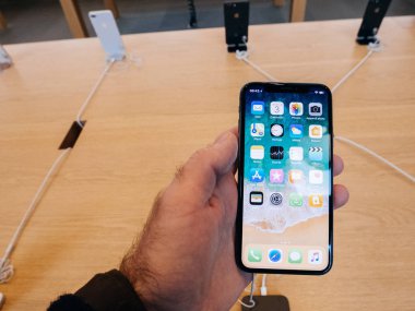 Son iphone X lansmanında Apple Store içinde tutan adam 