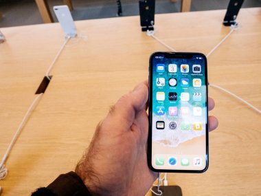 Son iphone X lansmanında Apple Store içinde tutan adam 