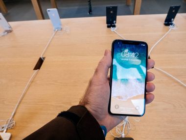 Son iphone X lansmanında Apple Store içinde tutan adam 