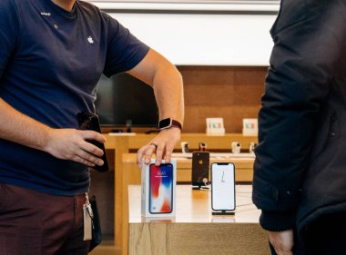 Apple Store dahi Fransa'da ilk iphone satış