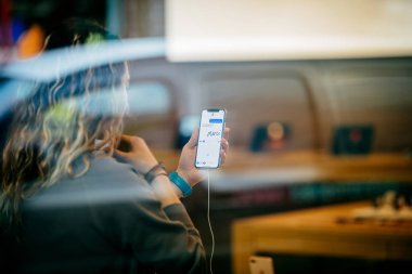 Son iphone X Apple Store içinde tutan kadın 