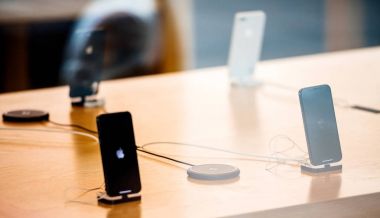 Apple Store cam cephe yeni iphone X ile şehir yansıması