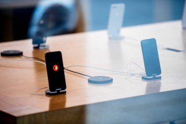Apple Store cam cephe yeni iphone X ile şehir yansıması