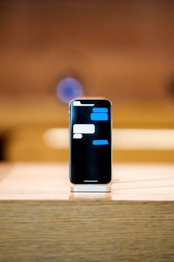 Apple Store süper retina ekran satışında Apple iphone X gider 