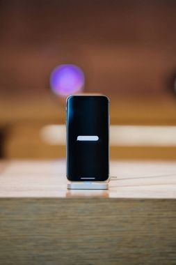 Apple Store süper retina ekran satışında Apple iphone X gider 