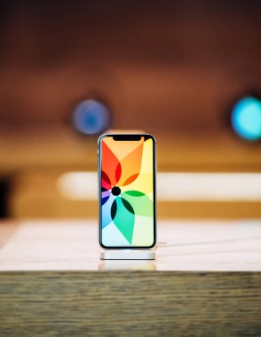 Apple Store süper retina ekran satışında Apple iphone X gider 