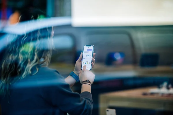 Femme essayant Animoji sur le dernier iPhone X dans l'Apple Store — Photo