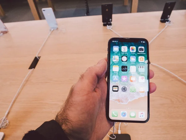 Mann hält neuestes iPhone X bei Markteinführung im Apple Store — Stockfoto