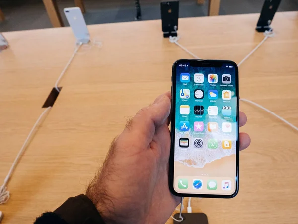 Hombre sosteniendo el último iPhone X en Apple Store en el lanzamiento — Foto de Stock