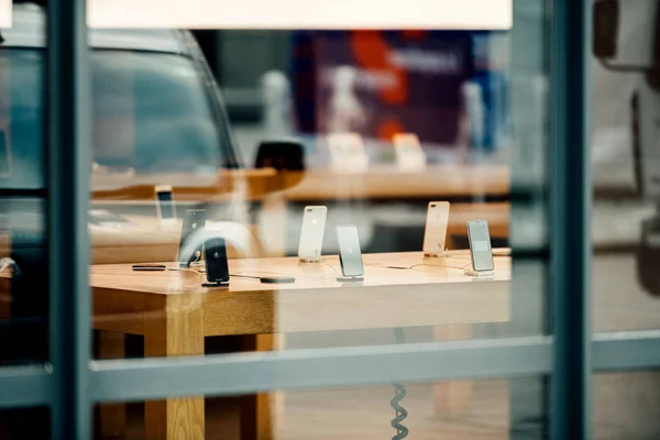 Relefection van stad straat in Apple Store-gevel — Stockfoto