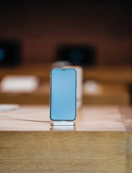 Iphone X en la estación de acoplamiento — Foto de Stock