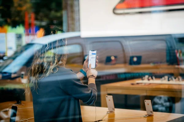 Kobietę najnowszy iphone X wewnątrz Apple Store — Zdjęcie stockowe