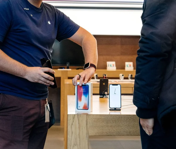 Genius Apple Store продавати iphone першого у Франції — стокове фото