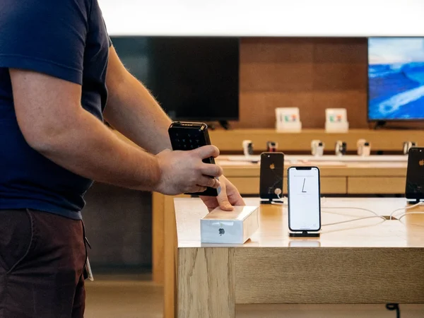 Apple Store Genius vende el primer iphone en Francia —  Fotos de Stock