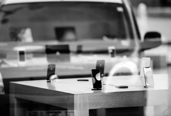 City Reflection in Apple Store glass facade with new iphone X in — Stock Photo, Image