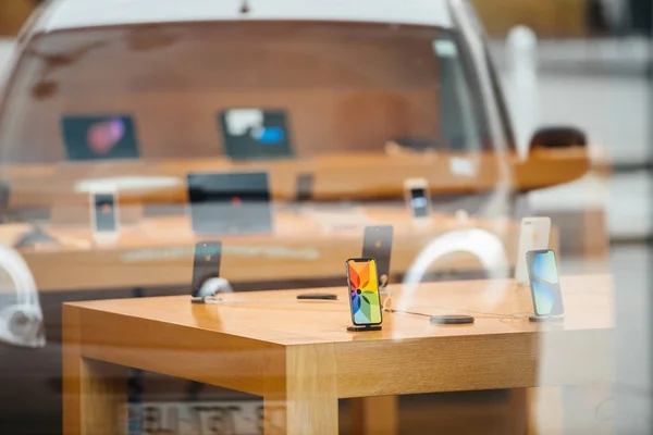Staden speglar i Apple Store glasfasad med nya iphone X i — Stockfoto
