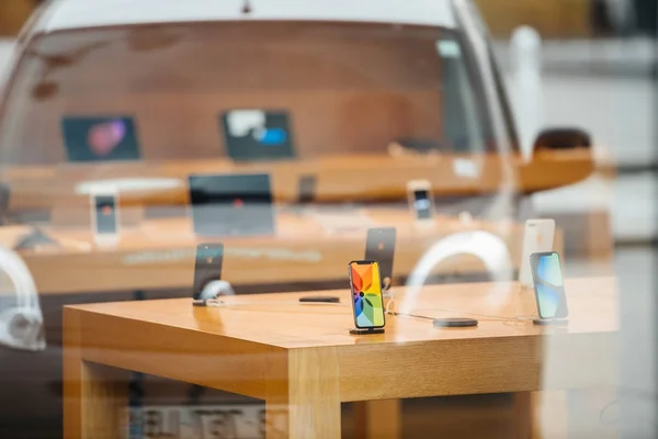 City Reflection en la fachada de cristal del Apple Store con el nuevo iPhone X en —  Fotos de Stock