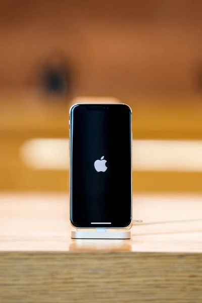 苹果 iphone X 在苹果专卖店超级视网膜显示器上上市 — 图库照片