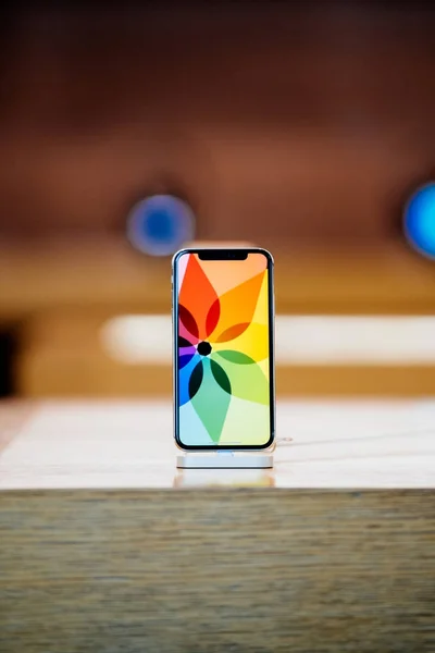 Apple iPhone X está à venda na tela super retina da Apple Store — Fotografia de Stock