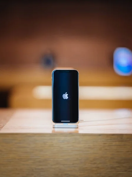Apple iPhone X sale a la venta en Apple Store pantalla súper retina — Foto de Stock