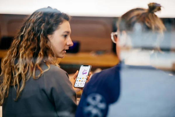 Kobieta próbuje Animoji na najnowszy iphone X w Apple Store — Zdjęcie stockowe