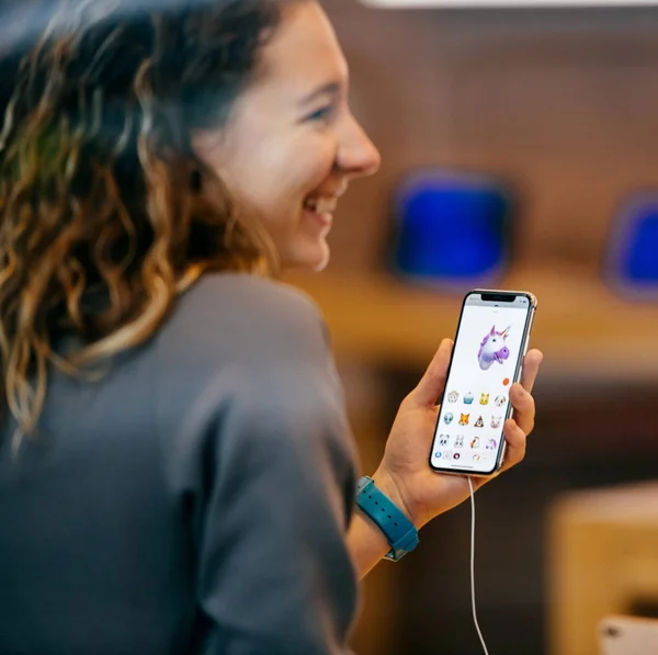 Γυναίκα προσπαθεί Animoji στις τελευταίες iphone X στο Apple Store — Φωτογραφία Αρχείου