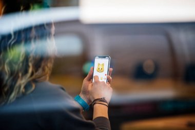 Apple iphone X goes Satılık üzerinde dünya çapında Animoji kedi