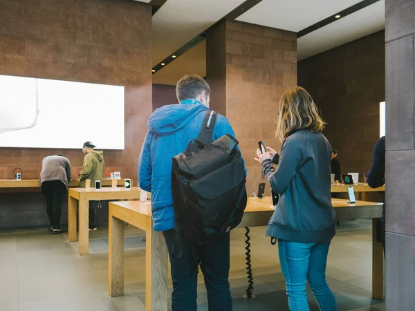 Alışveriş satış dünya çapında insanların Apple iphone X gider — Stok fotoğraf