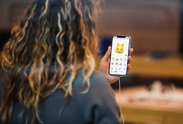 Apple iphone X idzie na sprzedaż na całym świecie kot Animoji — Zdjęcie stockowe