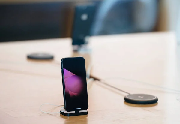 Apple iphone X gaat te koop wereldwijd met Airpower — Stockfoto