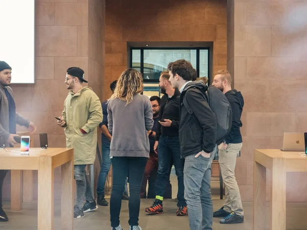 Apple iphone x geht weltweit in den Verkauf Eingang willkommen High-Five — Stockfoto