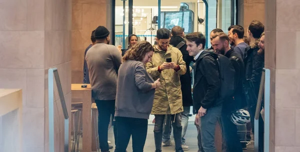 Apple iPhone X est en vente dans le monde entier entrane bienvenue high-five — Photo