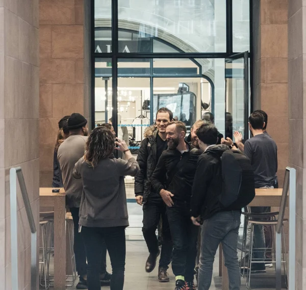 Apple iphone x geht weltweit in den Verkauf Eingang willkommen High-Five — Stockfoto