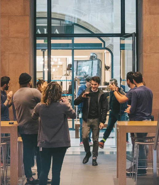 Apple iPhone X goes on sale worldwide entrane welcome high-five — Stock Photo, Image