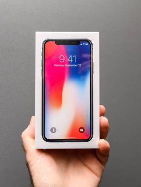 Apple iphone X10 gri bir arka plana dayanır 
