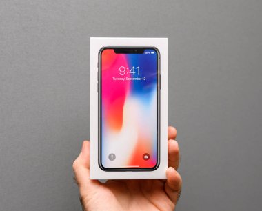 Apple iphone X10 gri bir arka plana dayanır 