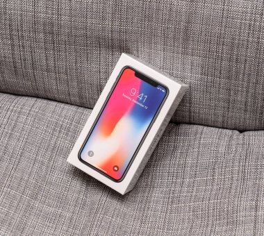 Apple iphone X10 gri bir arka plana dayanır 