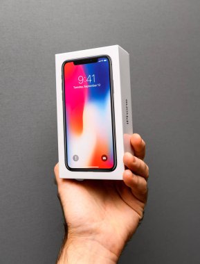 Apple iphone X10 gri bir arka plana dayanır 