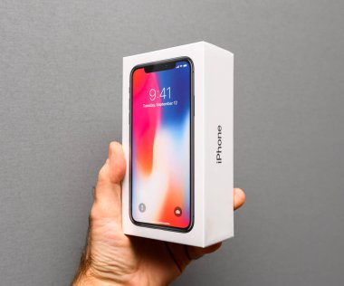 Apple iphone X10 gri bir arka plana dayanır tutan adam 