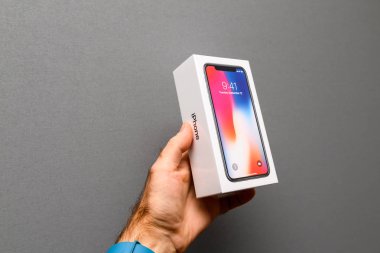 Apple iphone X10 gri bir arka plana dayanır tutan adam 
