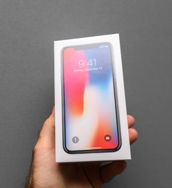Apple iphone X10 gri bir arka plana dayanır tutan adam 
